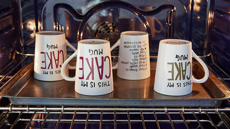Cake mugs in the oven