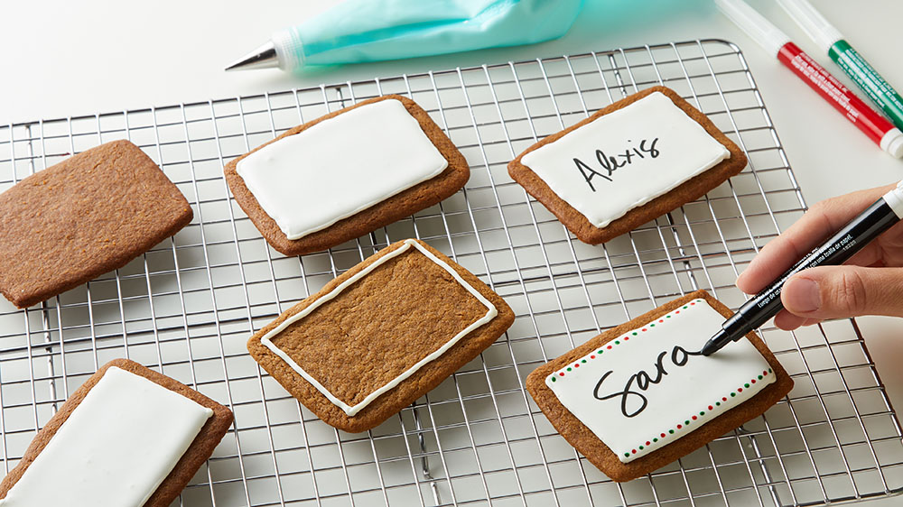 writing names on frosted rectangle cookies