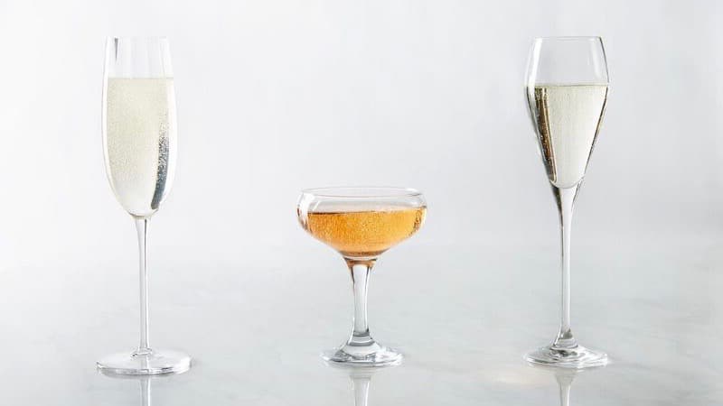 Champagne_filled-glasses