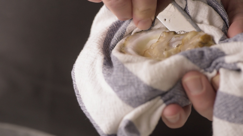 shuck-oysters-cut-muscle