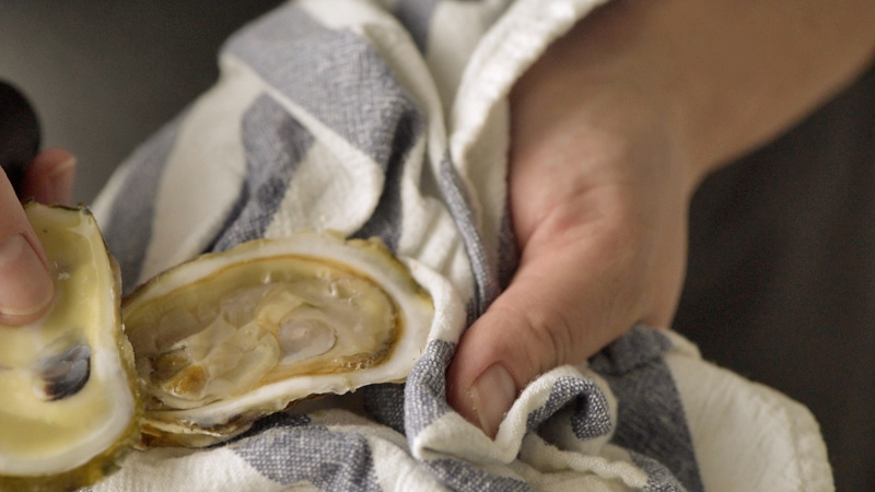 shuck-oysters-remove-top
