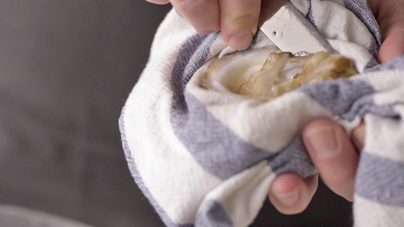 shuck-oysters-sliding-knife