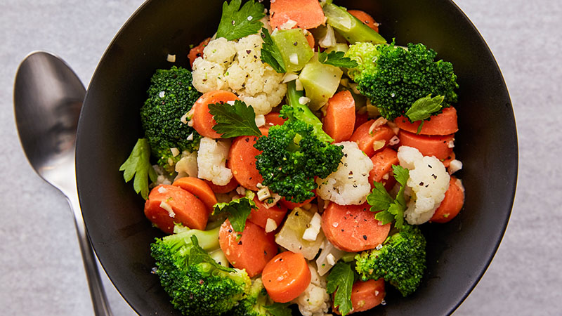 Broccoli, carrots, cauliflower in a wok.