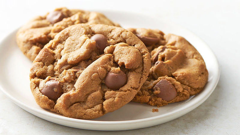 5-ingredient-peanut-butter-chocolate-chip-cookies_hero